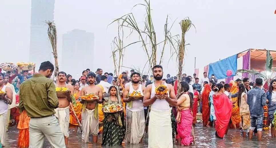 बारिश के बीच थोड़ी देर में छठव्रती देंगे अस्ताचलगामी सूर्य को अर्घ्य श्रद्धा संग जरूरी है सावधानी