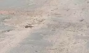 गड्ढ़ों और ऊंचे चैंबरों से गुजरना हुआ मुश्किल गड्ढ़ों और ऊंचे चैंबरों से गुजरना हुआ मुश्किल