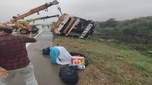 कोटा–चित्तौड़ हाईवे पर बस पलटी, एक दर्जन यात्री घायल