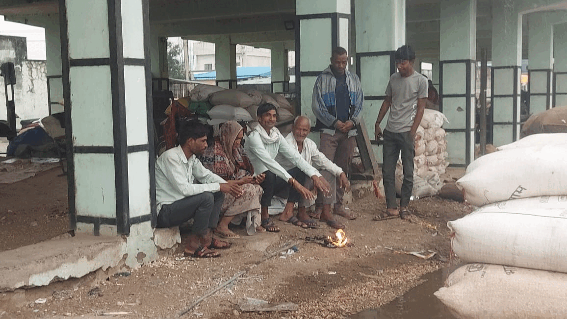 सुबह से हो रही बारिश से सड़कों पर पानी पानी,बढ़ी ठंड किसान बोले कुछ राहत कुछ नुकसान सुबह से हो रही बारिश से सड़कों पर पानी पानी,बढ़ी ठंड किसान बोले कुछ राहत कुछ नुकसान