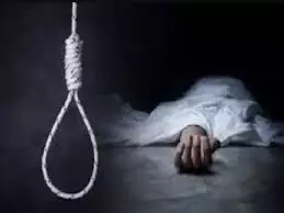 घर से बाहर थी पत्नी, फंदे से लटककर पति ने दी जान, एक बेटी का था पिता