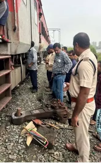 भागलपुर एक्सप्रेस ट्रेन के 3 डिब्बे अलग हुए, बड़ी दुर्घटना टली भागलपुर एक्सप्रेस ट्रेन के 3 डिब्बे अलग हुए, बड़ी दुर्घटना टली