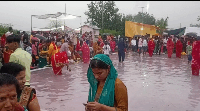 छठ मैया की आराधना में बाधा नहीं बारिश: रोशनी और आतिशबाज़ी के बीच व्रतियों ने दिया संध्या अर्घ्य