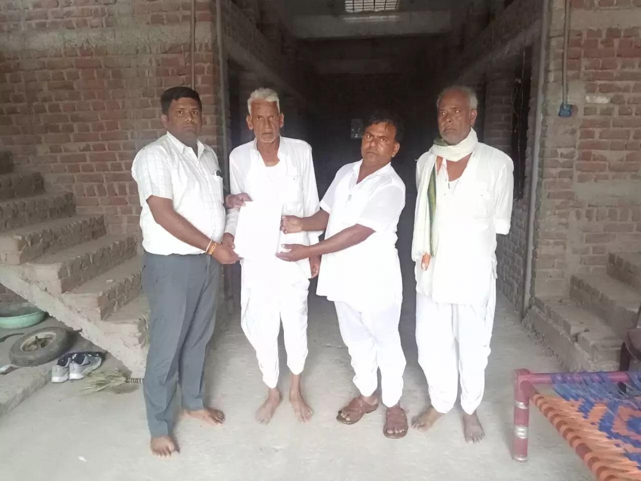 दो लाख की अनुग्रह राशि मिली तो छलक उठे आँसू