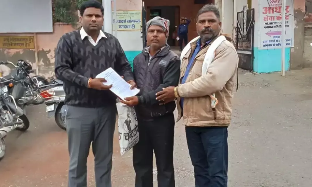 निर्माण श्रमिक के वारिस को मौके पर ही स्वीकृत की गई 2 लाख रुपये की अनुग्रह राशि