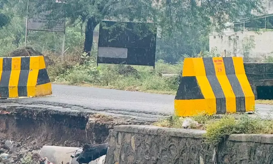 पांडु के नाले की पुलिया जर्जर, हादसे का बना खतरा,अवरोध लगाये, नवनिर्माण व ऊंचाई बढ़ाने की उठी मांग