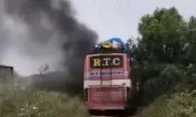 जयपुर में बड़ा हादसा: हाईटेंशन लाइन से टकराई बस, 3 की मौत,10से अधिक यात्री झुलसे