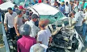 दर्दनाक हादसा: शादी से लौट रही कार की भीषण टक्कर, एक ही परिवार के तीन सदस्यों की मौत, दो गंभीर