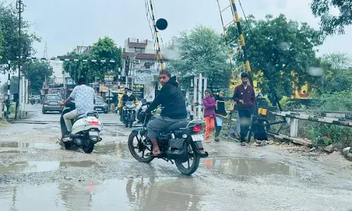 सड़क पर गड्ढे नहीं, छोटे तालाब स्कूली बच्चे रोज़ झेल रहे खतरा सड़क पर गड्ढे नहीं, छोटे तालाब स्कूली बच्चे रोज़ झेल रहे खतरा