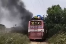 जयपुर में बड़ा हादसा: हाईटेंशन लाइन से टकराई बस, 3 की मौत,10से अधिक यात्री झुलसे