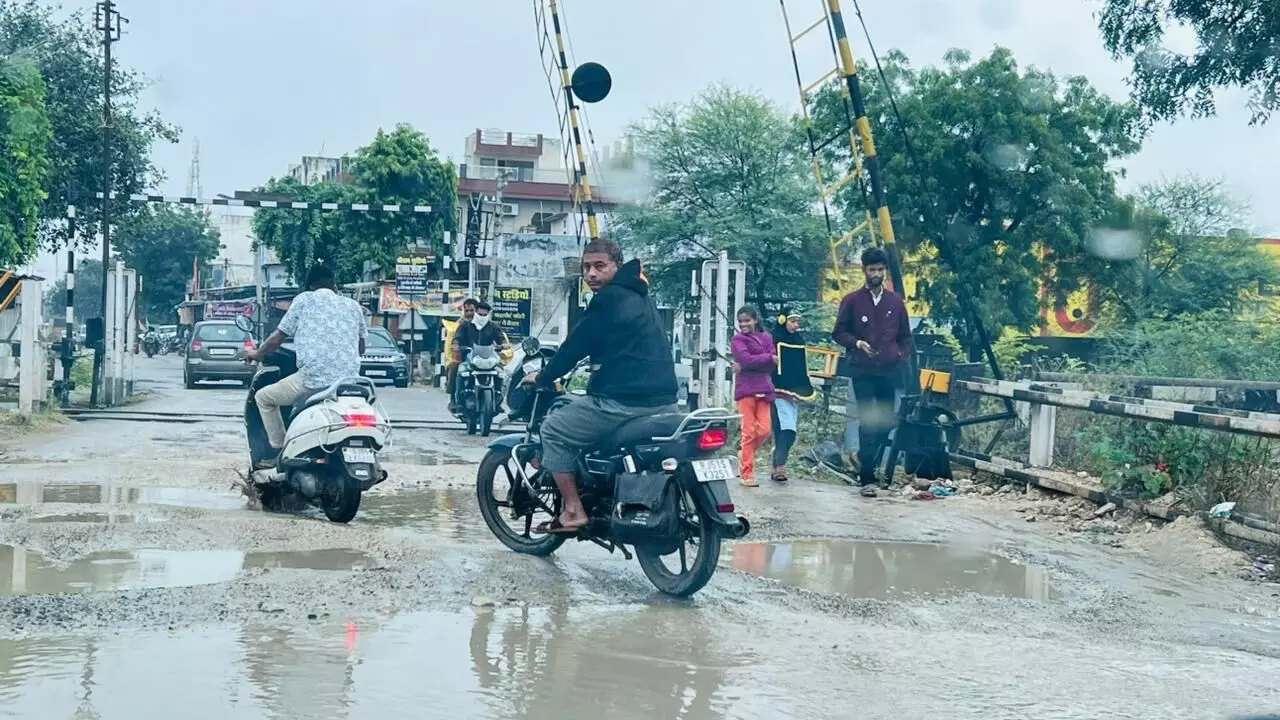 सड़क पर गड्ढे नहीं, छोटे तालाब स्कूली बच्चे रोज़ झेल रहे खतरा