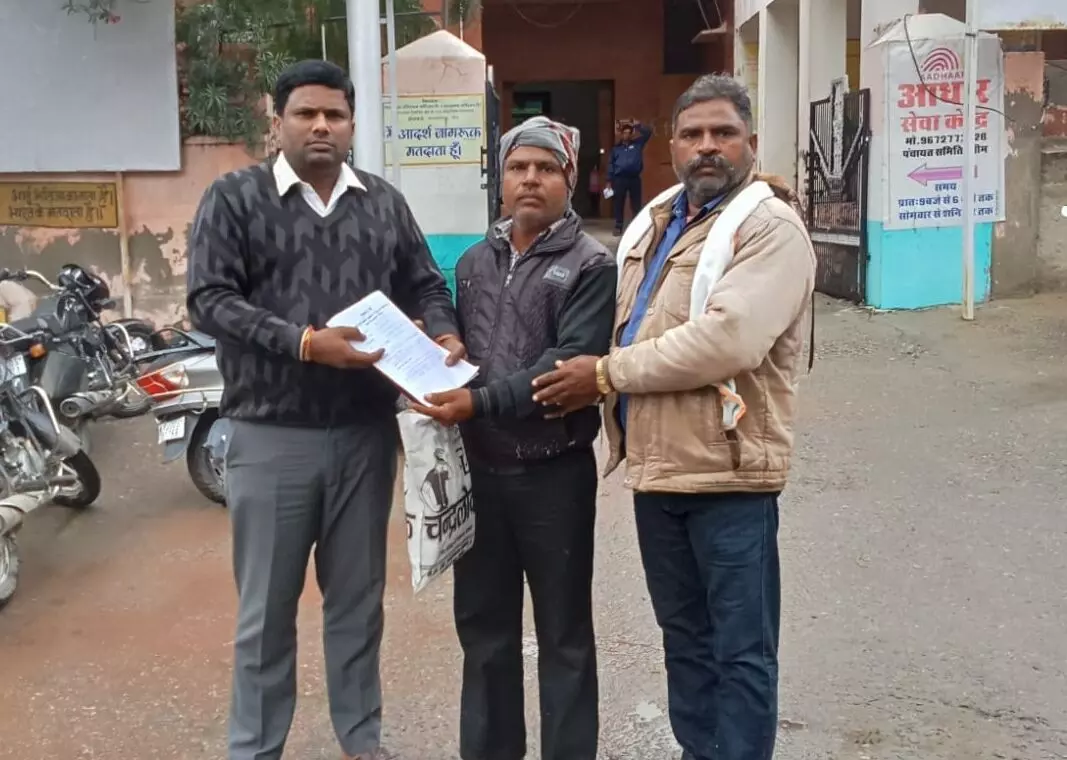 निर्माण श्रमिक के वारिस को मौके पर ही स्वीकृत की गई 2 लाख रुपये की अनुग्रह राशि