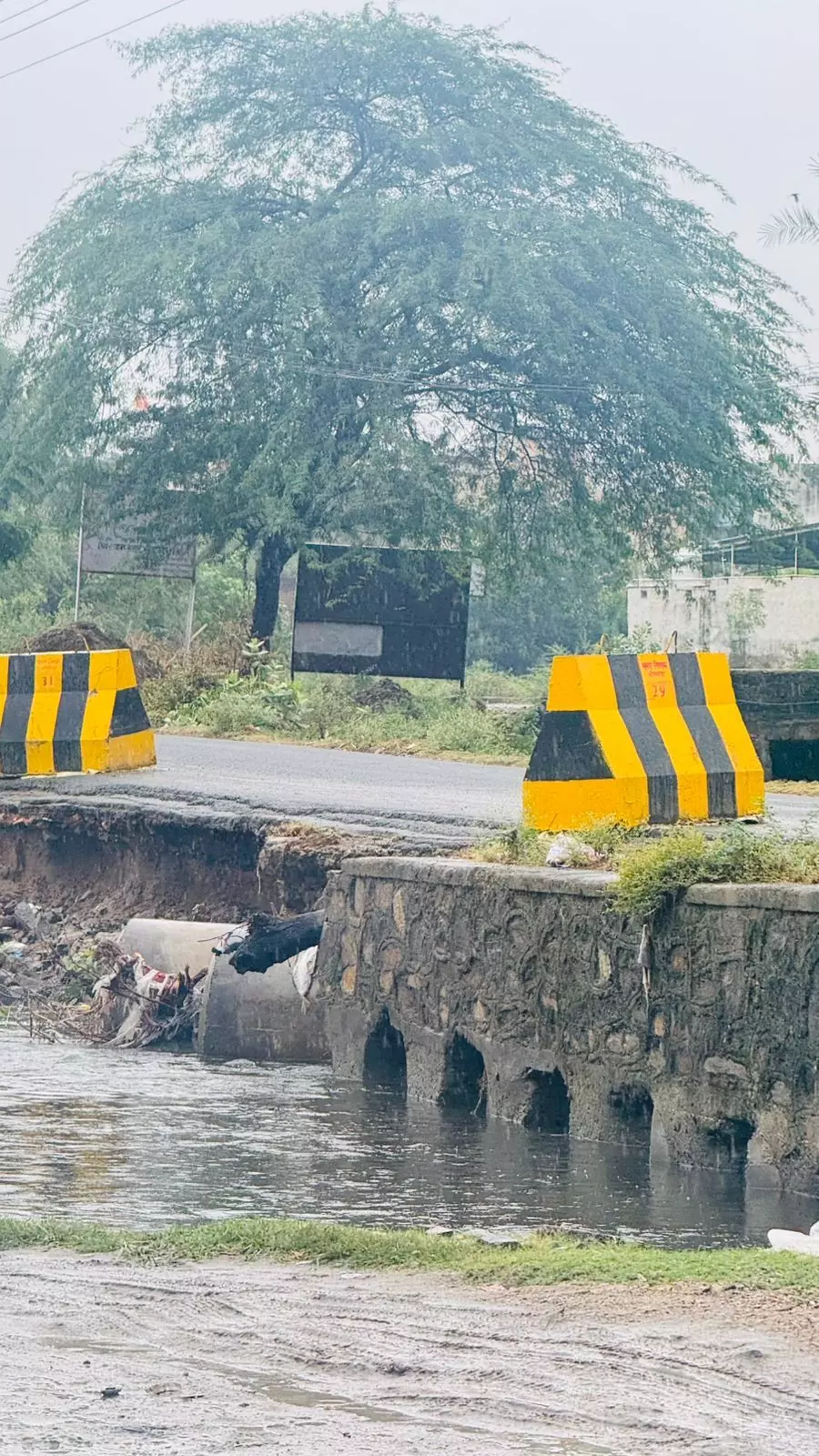 पांडु के नाले की पुलिया जर्जर, हादसे का बना खतरा,अवरोध लगाये, नवनिर्माण व ऊंचाई बढ़ाने की उठी मांग