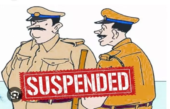 प्रतापनगर थाने के दो सहायक उप निरीक्षकों सहित चार पुलिसकर्मी निलंबित, मचा हड़कंप प्रतापनगर थाने के दो सहायक उप निरीक्षकों सहित चार पुलिसकर्मी निलंबित, मचा हड़कंप