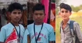 स्कूल जा रहे तीन छात्रों को पिकअप ने कुचला, दो की मौत, एक गंभीर घायल स्कूल जा रहे तीन छात्रों को पिकअप ने कुचला, दो की मौत, एक गंभीर घायल