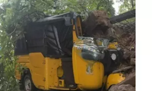 100 किमी की रफ्तार से टकराया मोंथा आंध्र प्रदेश में , एक की मौत; कई ट्रेनें रद