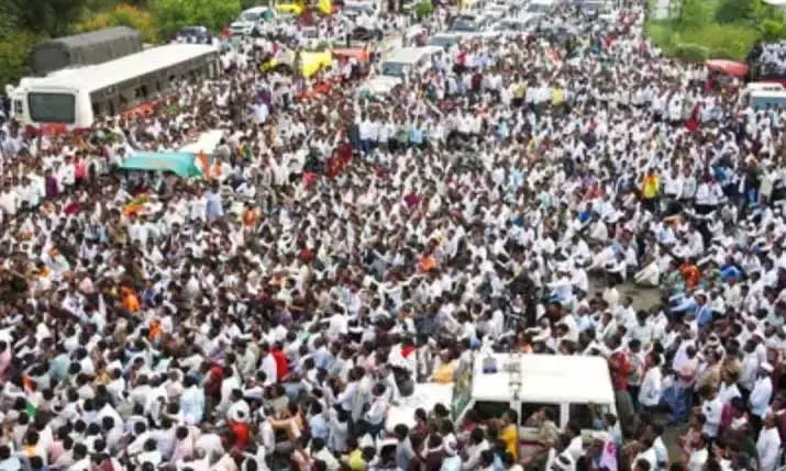 नागपुर हाईवे पर बैठे हजारों किसान, दी भारत बंद की चेतावनी