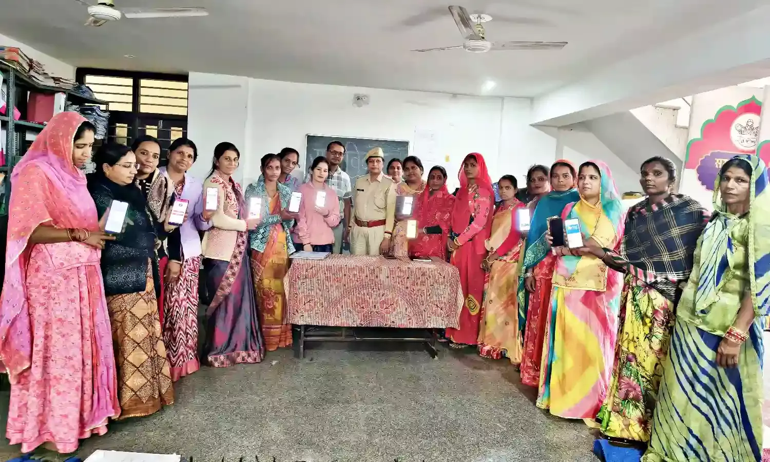 राजीविका एसएचजी की महिलाओं को दी गई साइबर क्राइम से बचाव की जानकारी