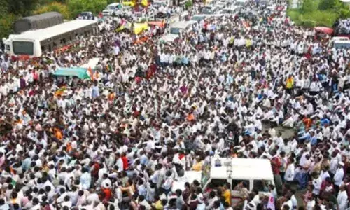 नागपुर हाईवे पर बैठे हजारों किसान, दी भारत बंद की चेतावनी