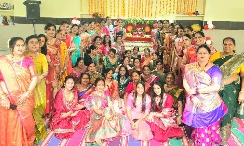 फूलों की रंगोलिया बना ठाकुर जी संघ मनाया अन्नकूट महोत्सव