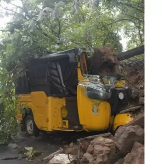 100 किमी की रफ्तार से टकराया मोंथा आंध्र प्रदेश में , एक की मौत; कई ट्रेनें रद