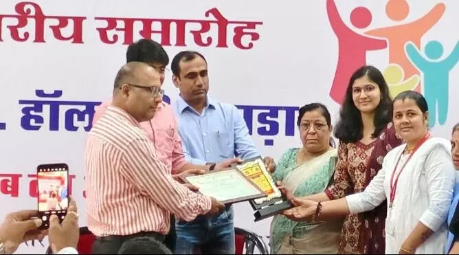 परिवार कल्याण में उत्कृष्ट कार्य पर स्वरूपगंज की परिहार व शाहपुरा की कायमखानी सम्मानित परिवार कल्याण में उत्कृष्ट कार्य पर स्वरूपगंज की परिहार व शाहपुरा की कायमखानी सम्मानित