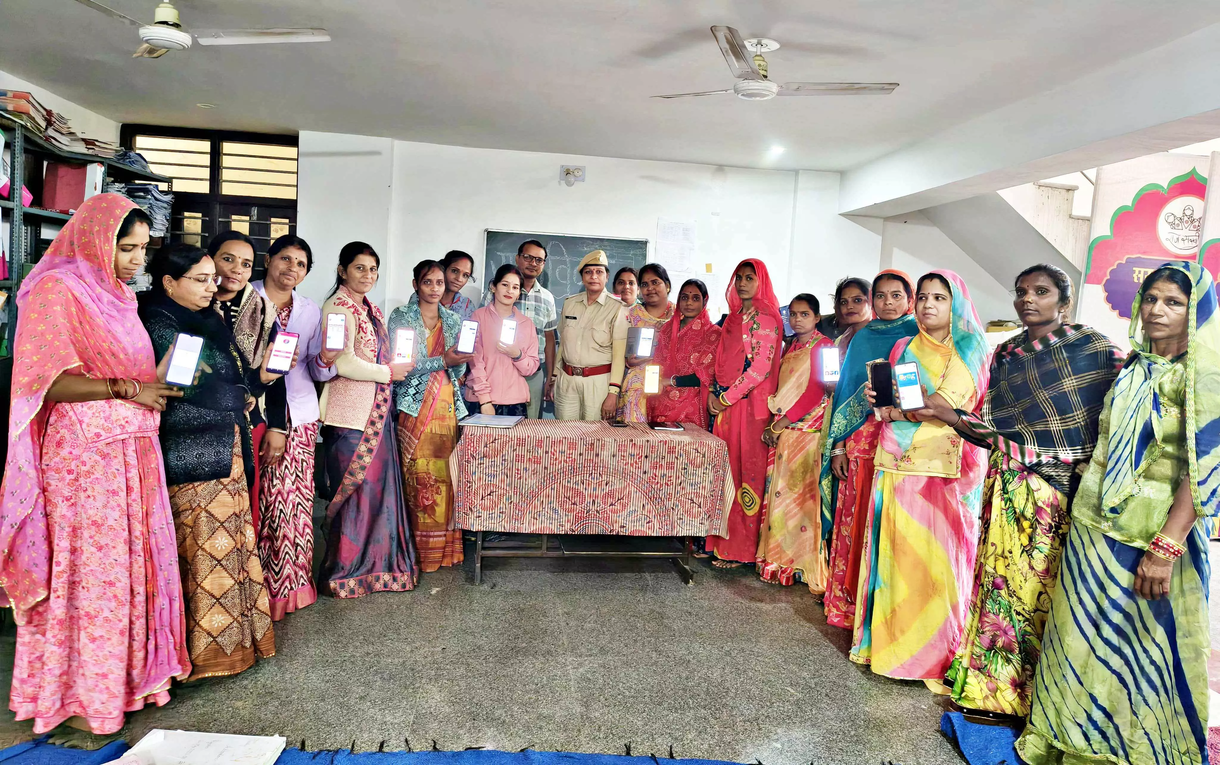 राजीविका एसएचजी की महिलाओं को दी गई साइबर क्राइम से बचाव की जानकारी राजीविका एसएचजी की महिलाओं को दी गई साइबर क्राइम से बचाव की जानकारी