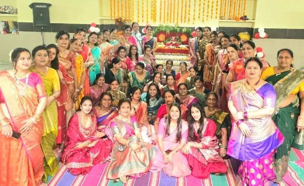 फूलों की रंगोलिया बना ठाकुर जी संघ मनाया अन्नकूट महोत्सव