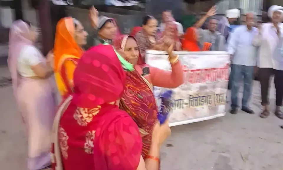 गांधीनगर गौशाला स्थित हरिबोल प्रभातफेरी द्वारा3 क्विंटल लापसी गायों को खिलायी