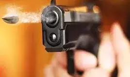 भाजपा पार्षद की कार पर फायरिंग, बाल-बाल बचीं