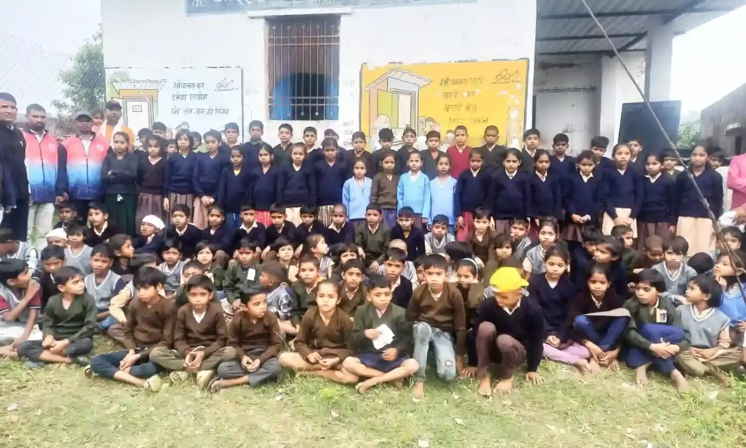 वनवासी विद्यार्थियों को सर्दी से राहत केलिए 500 स्वेटर वितरित