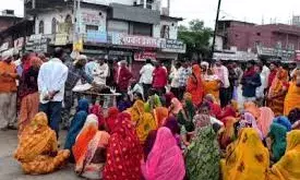 प्रसव के बाद महिला की संदिग्ध मौत, शव को रेफर करने पर भड़के परिजन