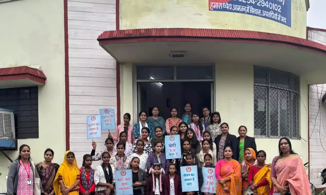 किशोरी बालिकाओं को कराया महिला थाना एवं आईआईएम का शैक्षणिक भ्रमण