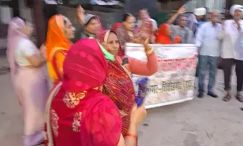 गांधीनगर गौशाला स्थित हरिबोल प्रभातफेरी द्वारा3 क्विंटल लापसी गायों को खिलायी गांधीनगर गौशाला स्थित हरिबोल प्रभातफेरी द्वारा3 क्विंटल लापसी गायों को खिलायी