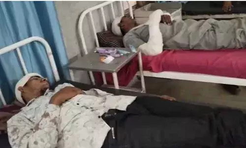 रास्ते के विवाद में गांव में हंगामा, पिता-पुत्र घायल