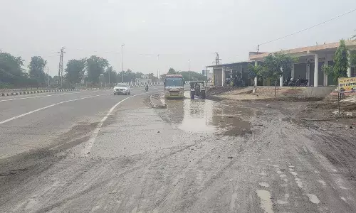 हरिपुरा चौराहे पर बने ब्रिज के दोनों ओर गड्ढों से राहगीर परेशान, हर दिन हो रहे हादसे