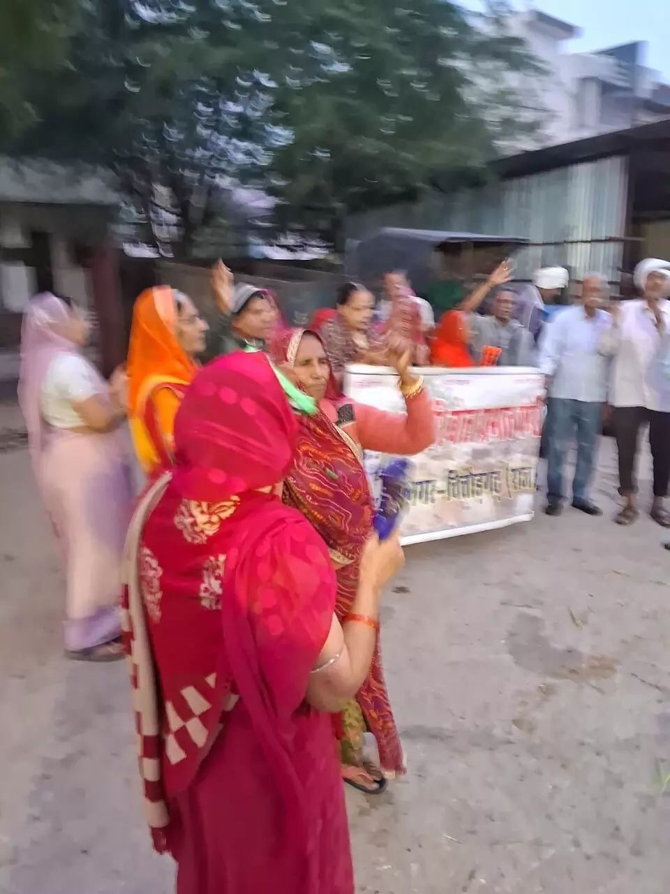 गांधीनगर गौशाला स्थित हरिबोल प्रभातफेरी द्वारा3 क्विंटल लापसी गायों को खिलायी गांधीनगर गौशाला स्थित हरिबोल प्रभातफेरी द्वारा3 क्विंटल लापसी गायों को खिलायी