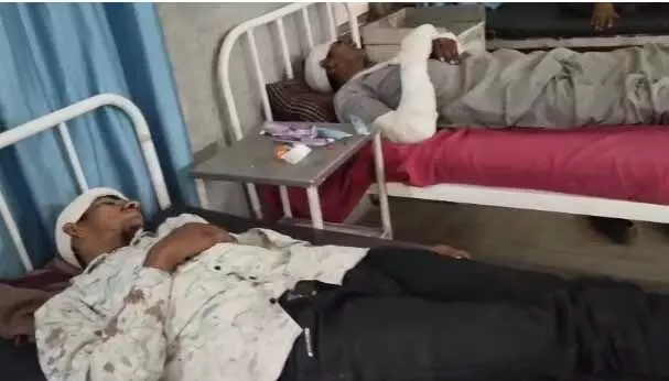 रास्ते के विवाद में गांव में हंगामा, पिता-पुत्र घायल