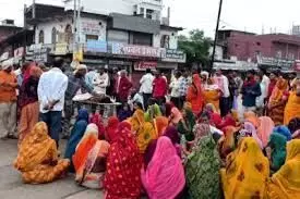 प्रसव के बाद महिला की संदिग्ध मौत, शव को रेफर करने पर भड़के परिजन प्रसव के बाद महिला की संदिग्ध मौत, शव को रेफर करने पर भड़के परिजन