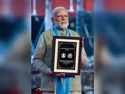मोदी ने 150 रुपये के स्मारक सिक्का और विशेष डाक टिकट जारी किया मोदी ने 150 रुपये के स्मारक सिक्का और विशेष डाक टिकट जारी किया