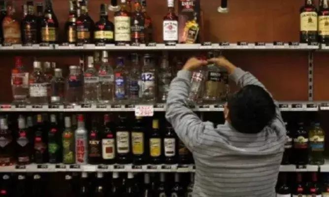 🔥 शिव मंदिर से ‘फ्री शराब’ का एलान!—गांव में मचा बवाल, प्रशासन सख्त