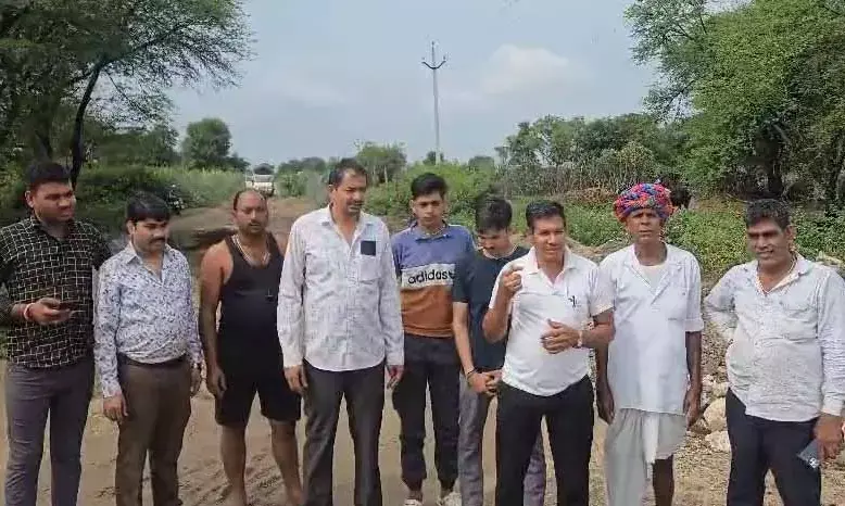 हरिपुरा से देवरिया मार्ग की बदहाली से ग्रामीण परेशान, अधूरी सड़क निर्माण योजना बनी मुसीबत