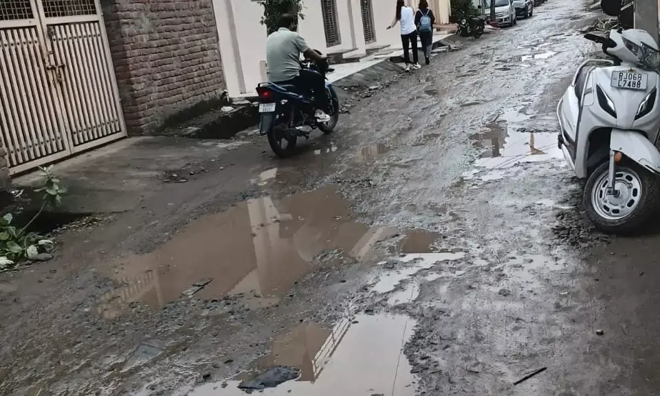 सीवरेज कार्य के बाद सड़क की मरम्मत नहीं, लोगों को हो रही परेशानी
