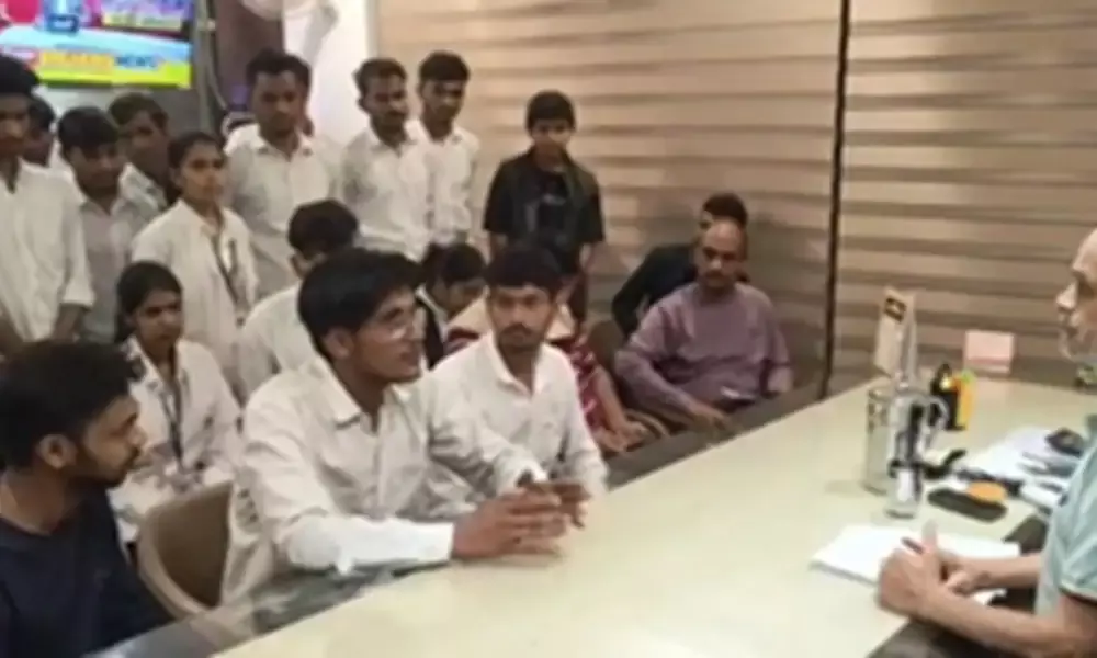 कृष्णा नर्सिंग काॅलेज के छात्र-छात्राओं ने विधायक को सौंपा ज्ञापन कृष्णा नर्सिंग काॅलेज के छात्र-छात्राओं ने विधायक को सौंपा ज्ञापन