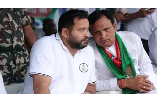 तेज बारिश ने रोकी सियासी उड़ान! राहुल-इमरान प्रतापगढ़ी फंसे, तेजस्वी ने फोन से किया संबोधित