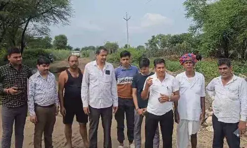 हरिपुरा से देवरिया मार्ग की बदहाली से ग्रामीण परेशान, अधूरी सड़क निर्माण योजना बनी मुसीबत