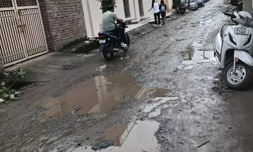 सीवरेज कार्य के बाद सड़क की मरम्मत नहीं, लोगों को हो रही परेशानी