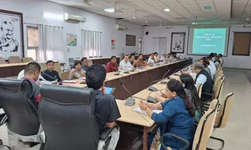 जिला कलेक्टर की अध्यक्षता में साप्ताहिक समीक्षा बैठक आयोजित