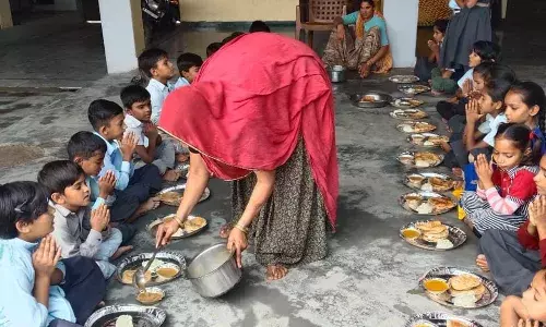 विद्यालयों में कृष्ण भोग का आयोजन