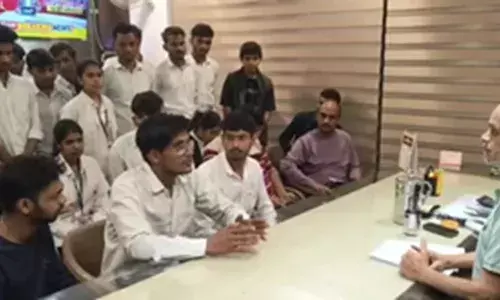 कृष्णा नर्सिंग काॅलेज के छात्र-छात्राओं ने विधायक को सौंपा ज्ञापन